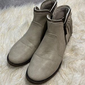 Beautiful ankle boots with strings on the back! No box